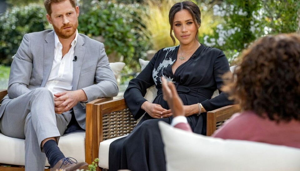 Billedet er er fra Oprah Winfreys famøse interview med Harry og Meghan i marts måned. Billedet er er fra Oprah Winfreys famøse interview med Harry og Meghan i marts måned.