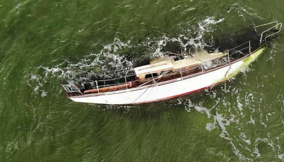 Denne sejlbåd har nu drevet rundt i Horsens Fjord i månedsvis. Denne sejlbåd har nu drevet rundt i Horsens Fjord i månedsvis.