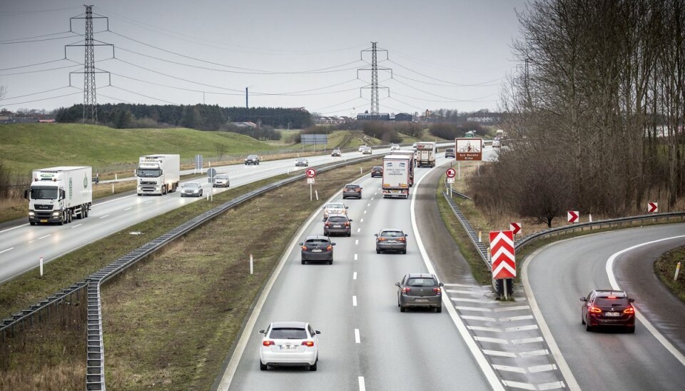 Trafik- og luftforurening er dårligt for hjernens sundhed, fastslår forskere. Nøjagtig hvor skadeligt det er for danskerne, kan man ikke sige præcis. Det afhænger nemlig af, hvor tæt man bor på en vej, hvor heftig trafikken er, hvor massiv luftforureningen er og flere andre faktorer. Alligevel er der nogle ting, du med fordel kan gøre, forklarer ekspert. (Arkivfoto)