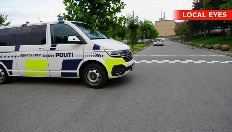 Politiet patruljerer og undersøger fortsat området