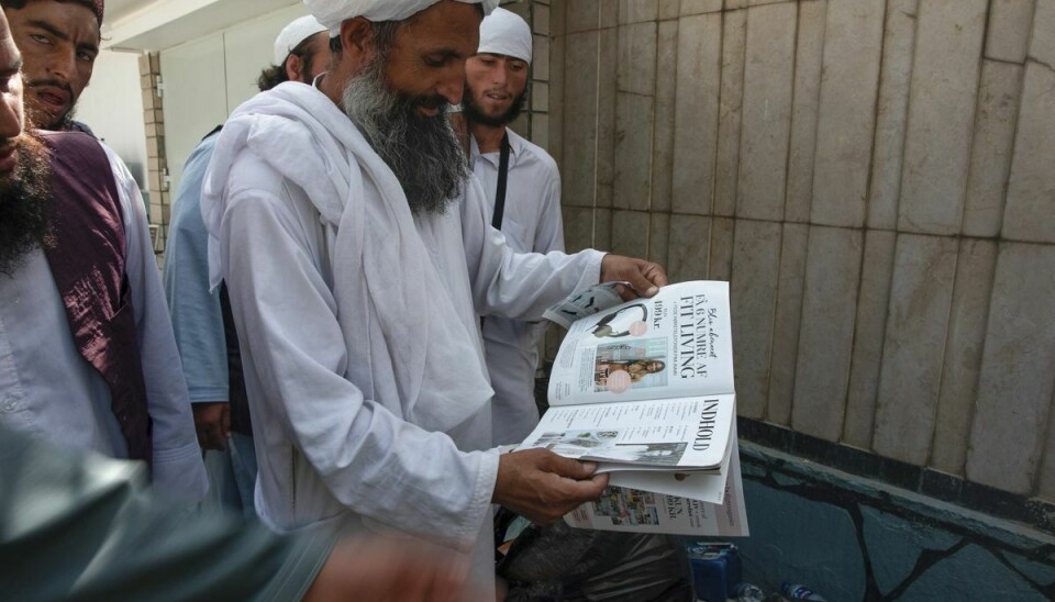 Medlemmer af Taliban bladrer i et dameblad. B.T. har fået bekræftet af bladets chefredaktør, at der er tale om FIT Living. Ifølge chefredaktøren er det et blad for kvinder, der går op i sundhed, træning og stil.