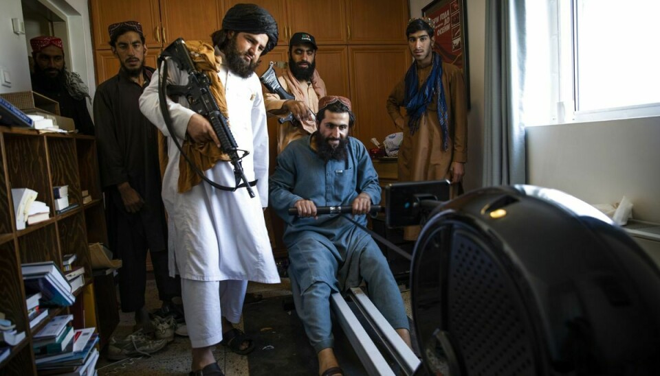 Amir Mohammed Mohammed, der er leder for den lille fraktion af Taliban-medlemmer, der nu bor på den danske ambassade, tester romaskinen på det, der var Danmark og Norges ambassade i Kabul.
