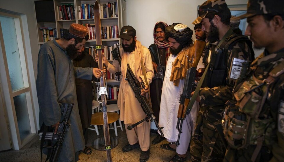 Træski med de såkaldte Kandahar-bindinger bliver inspiceret af nogle af de 56 Taliban-medlemmer, der nu har bopæl samme sted, som norske og danske diplomater havde deres daglige gang, da de stadig arbejdede i Afghanistans hovedstad, Kabul.