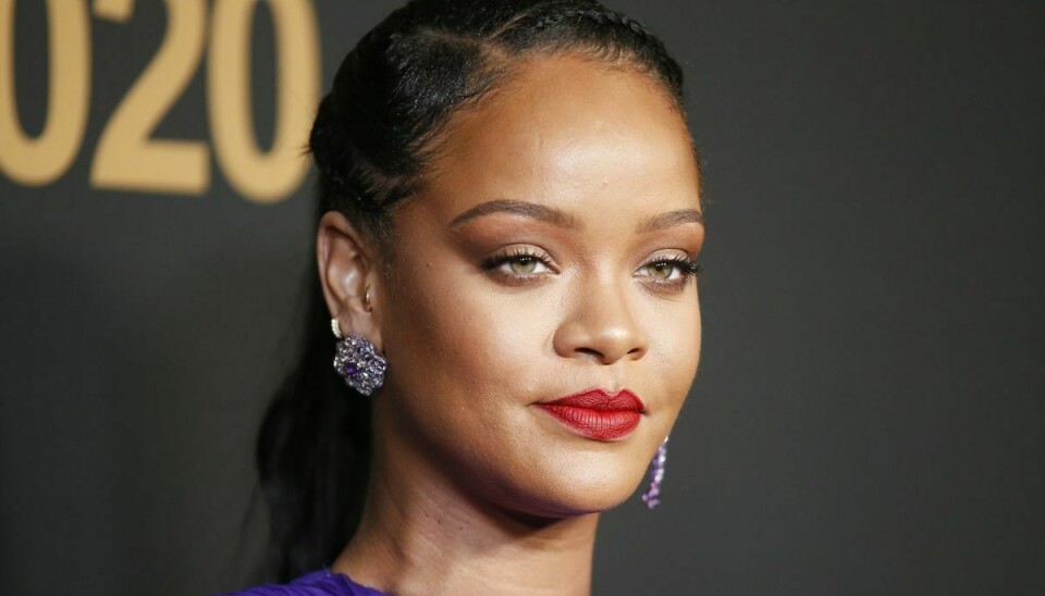 Rihanna anlagde tilbage i 2019 sag mod sin egen far. Nu har hun anmodet om at få droppet sagen.
