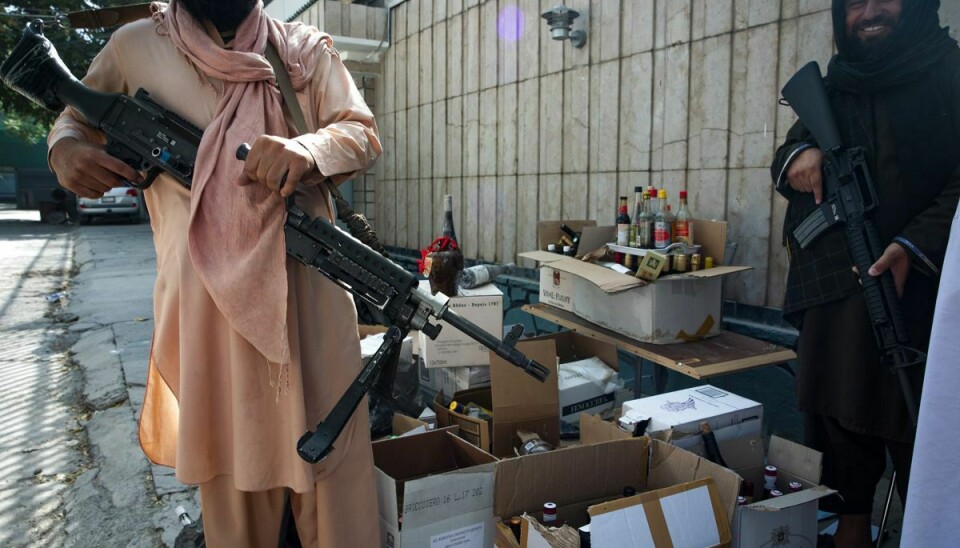 Taliban har hentet vin og brændevin ud fra den danske og norske ambassade i Kabul. Flaskerne skal knuses, fortæller Taliban-medlemmerne til den norske avis Aftenposten.