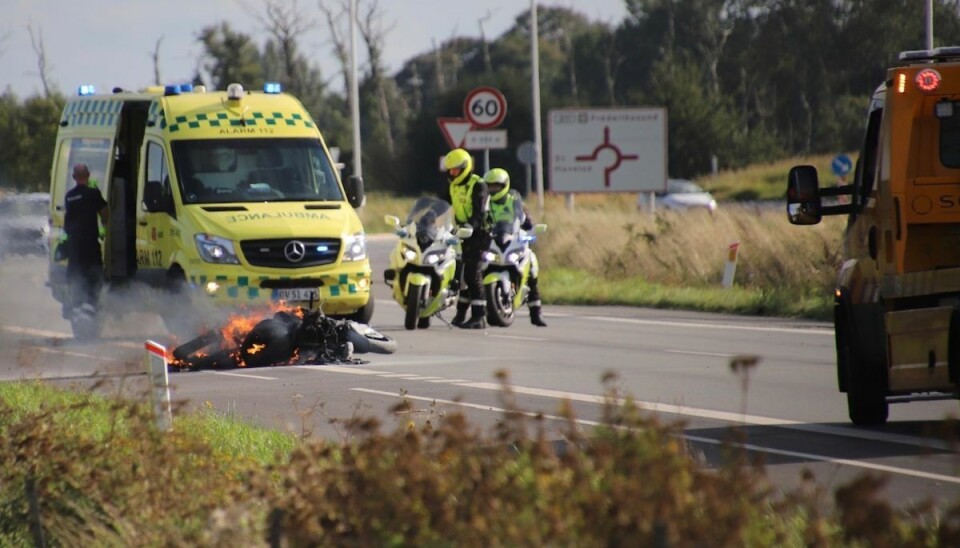 En motorcykel gik op i flammer