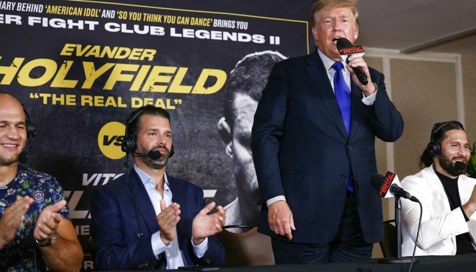 Tidligere præsident Donald Trump optrådte sammen med sin søn Donald Trump Jr (t.v.) som kommentator til boksekamp lørdag i Florida.