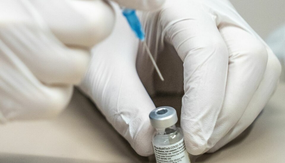 Sundhedsstyrelsen anbefaler, at personer med et meget svækket immunforsvar får et tredje stik med en vaccine fra Pfizer/BioNTech eller Moderna. Det drejer sig ifølge Sundhedsstyrelsen til omkring 50.000 personer. (Arkivfoto) Sundhedsstyrelsen anbefaler, at personer med et meget svækket immunforsvar får et tredje stik med en vaccine fra Pfizer/BioNTech eller Moderna. Det drejer sig ifølge Sundhedsstyrelsen til omkring 50.000 personer. (Arkivfoto)