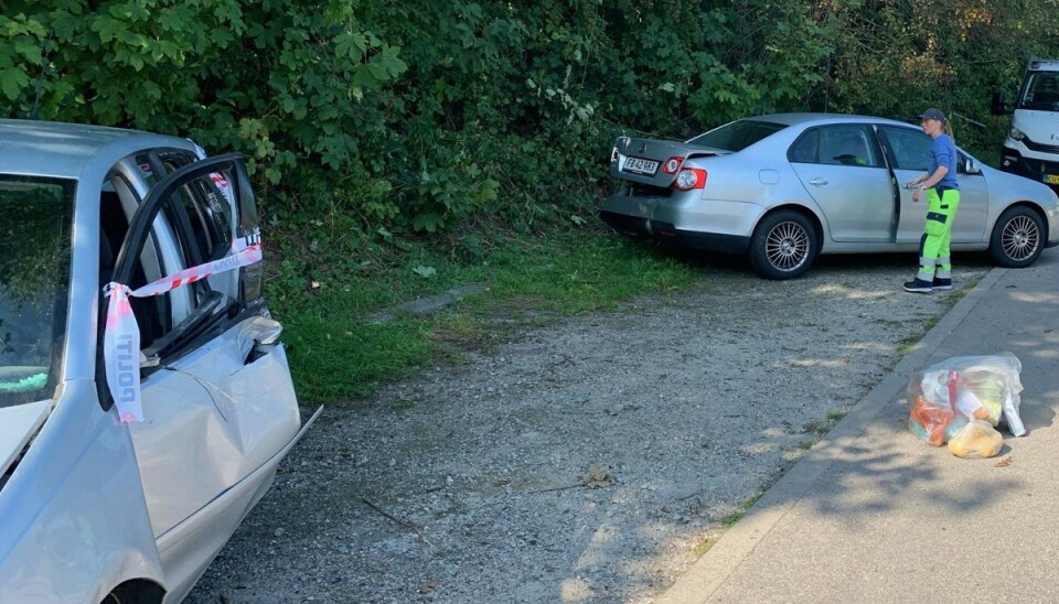 En kvinde blev blændet af solen - og påkørte tre parkerede biler.