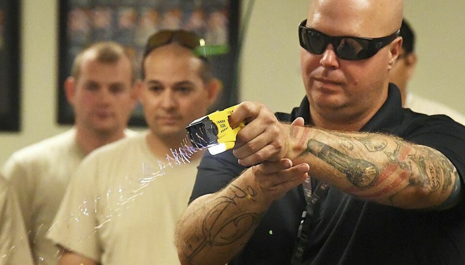 En instruktør i Arizonas politi, Chris Offutt, demonstrerer en strømpistol, som nu bliver standardudstyr for norske politifolk.