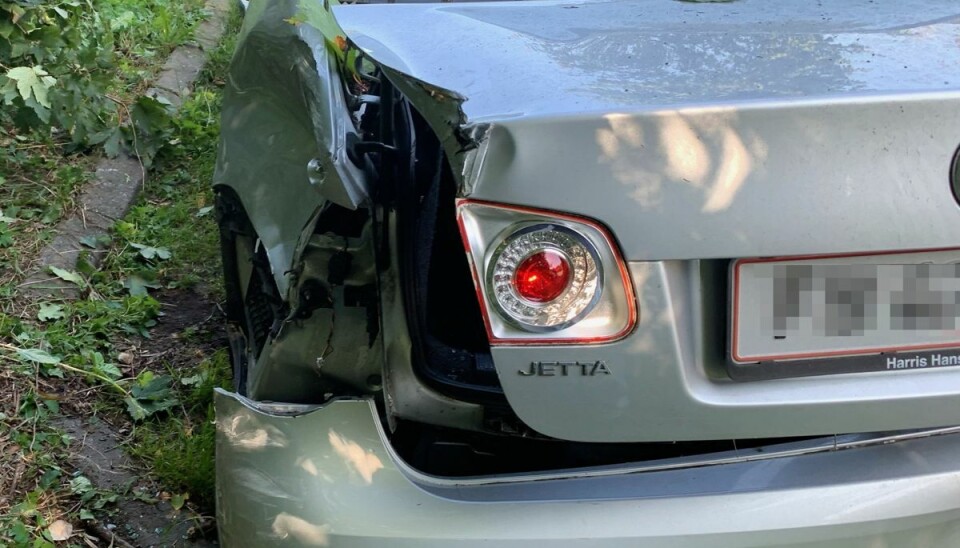 En kvinde blev blændet af solen - og påkørte tre parkerede biler.