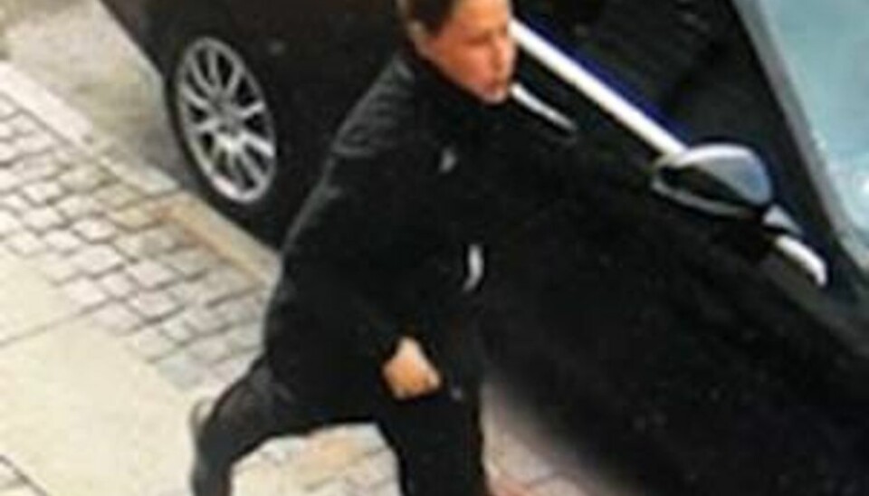 Efterlyser dreng med pistol