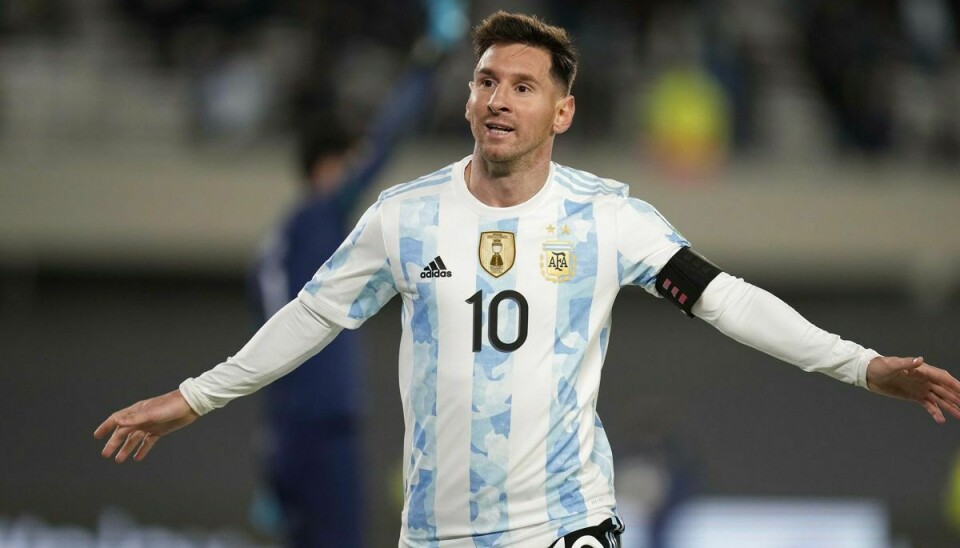 Den argentinske troldmand Lionel Messi jubler efter at have scoret sit tredje mål i 3-0-sejren over Bolivia i VM-kvalifikationen.
