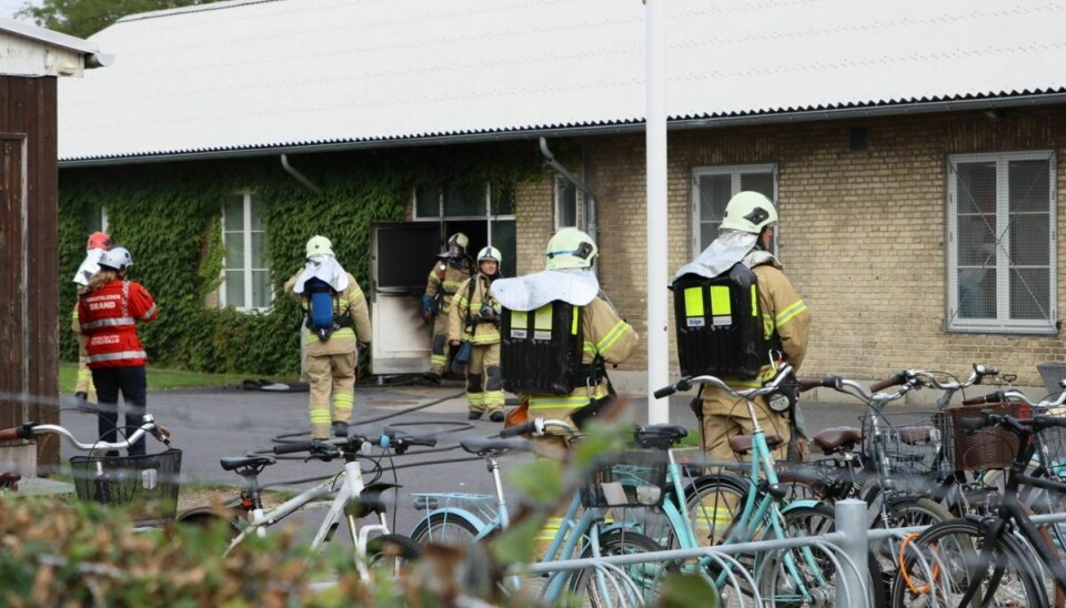 Politi og brandvæsen måtte mandag rykke ud til brand på en skole i København.