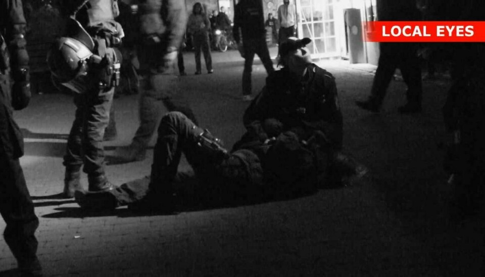 En betjent kom til skade, da han mandag deltog i en anholdelse på Christiania.