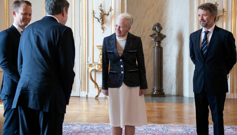 Lørdag tager dronning Margrethe imod Indiens udenrigsminister, men tilbage i maj var det den amerikanske udenrigsminister, Antony Blinken, der lagde vejen forbi. Her tog dronningen imod flankeret af kronprins Frederik (til højre) samt udenrigsminister Jeppe Kofod (S) (længst til venstre).