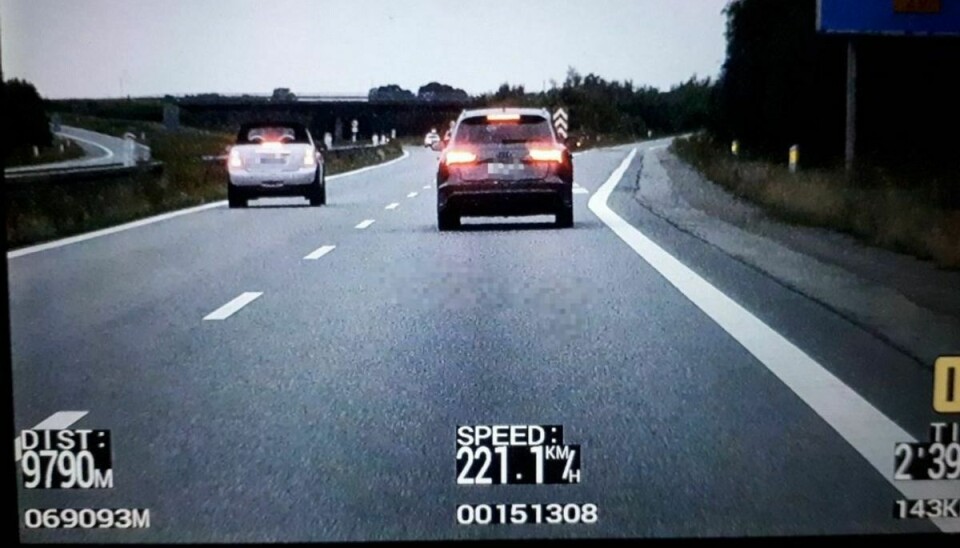 Over de 10 kilometer blev føreren af Audien målt til at køre mere end 200 kilometer i timen. Foto: Politiet.