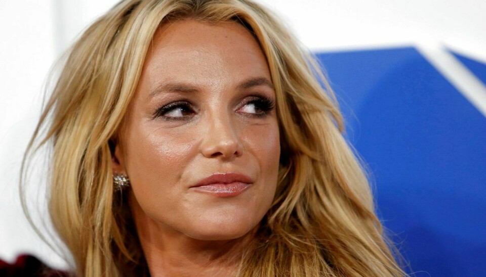 Britney Spears slipper for sigtelse efter en påstået voldsepisode mod en kvindelig ansat.. En dommer mener simpelthen ikke, at der er beviser nok i sagen.