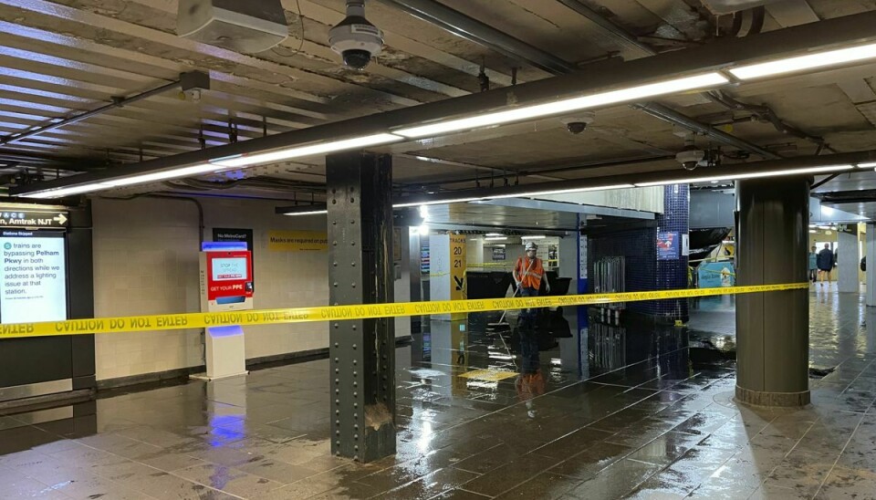 Næsten alle undergrundstog i New York City er blevet aflyst på grund af store mængder regn.