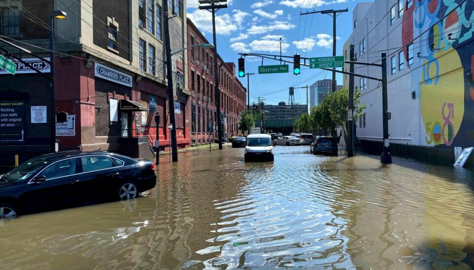 Resterne af orkanen Ida har udløst spektakulære oversvømmelser på USA's nordøstkyst. Her ses oversvømmede gader i delstaten New Jersey.