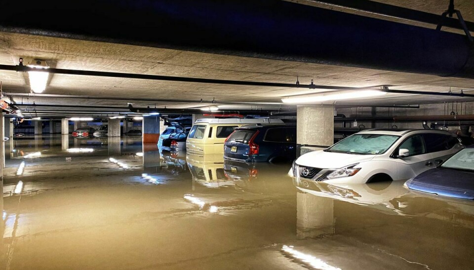 Kraftig regn og vind har efterladt veje, gader og parkeringskældre oversvømmede som her i byen Hoboken i delstaten New Jersey.
