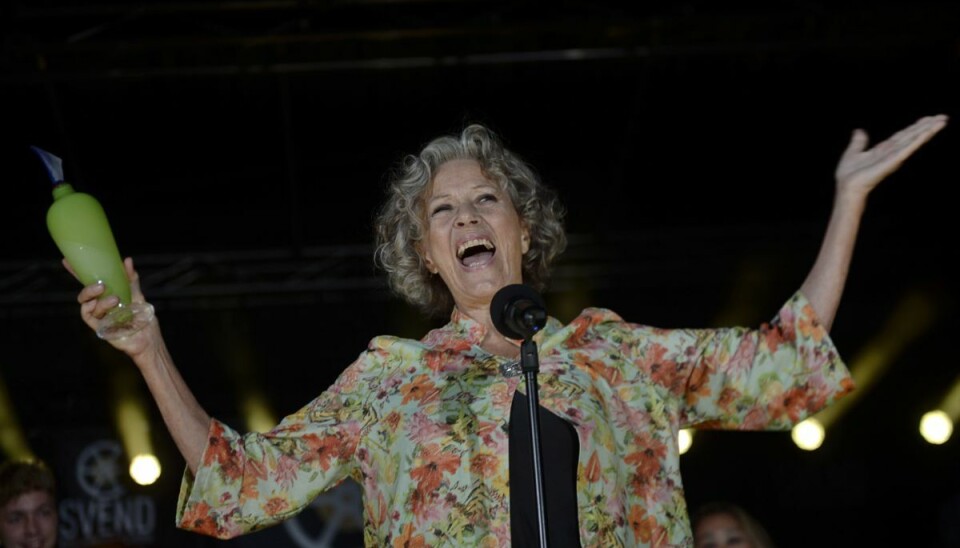 Den 74-årige skuespillerinde har gennem otte sæsoner af TV 2' seersucces 'Badehotellet' spillet fru Fjeldsø, og for den rolle har hun ifølge seerne, som har stemt til Svend Prisen, leveret den bedste skuespilpræstation i en tv-serie Den 74-årige skuespillerinde har gennem otte sæsoner af TV 2' seersucces 'Badehotellet' spillet fru Fjeldsø, og for den rolle har hun ifølge seerne, som har stemt til Svend Prisen, leveret den bedste skuespilpræstation i en tv-serie