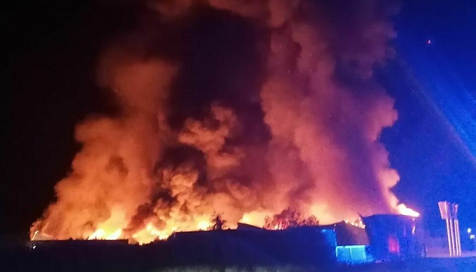 Det brænder fortsat kraftigt i en industribygning i Ikast. KLIK FOR FLERE BILLEDER FRA STEDET. Foto: Øxenholt Foto.