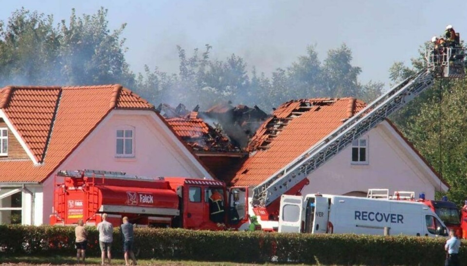 Brandfolk havde travlt med at slukke branden, der havde spredt sig til en stor del af taget på den trelængede ejendom.