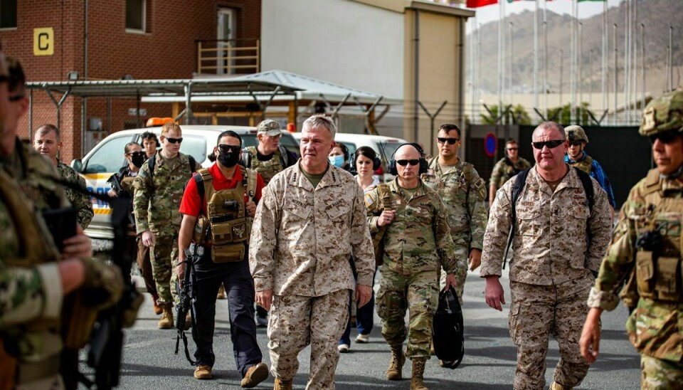 General Kenneth F. McKenzie bekræfter, at USA officielt har forladt Afghanistan. På billedet er han på rundvisning i et evakuerings kontrolcenter.