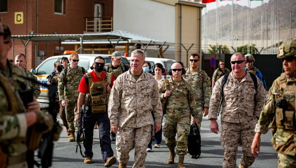 General Kenneth F. McKenzie bekræfter, at USA officielt har forladt Afghanistan. På billedet er han på rundvisning i et evakuerings kontrolcenter.