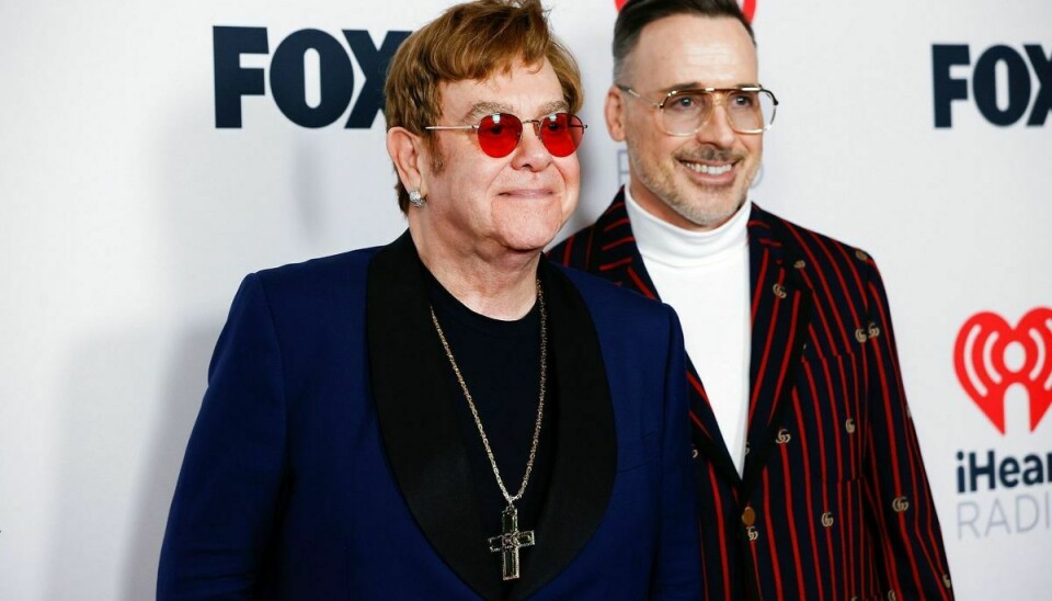 Elton John ses her sammen med sin mand David Furnish.