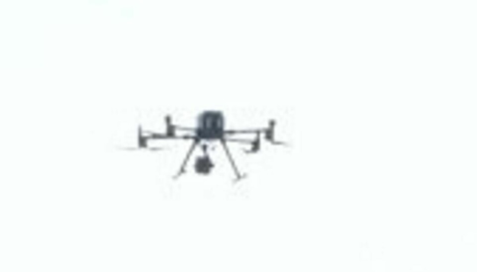 På billeder fra stedet, kan man se en drone hænge i luften