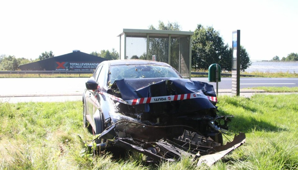 Bilen kørte af vejen og kolliderede med et træ. Bilen kørte af vejen og kolliderede med et træ.