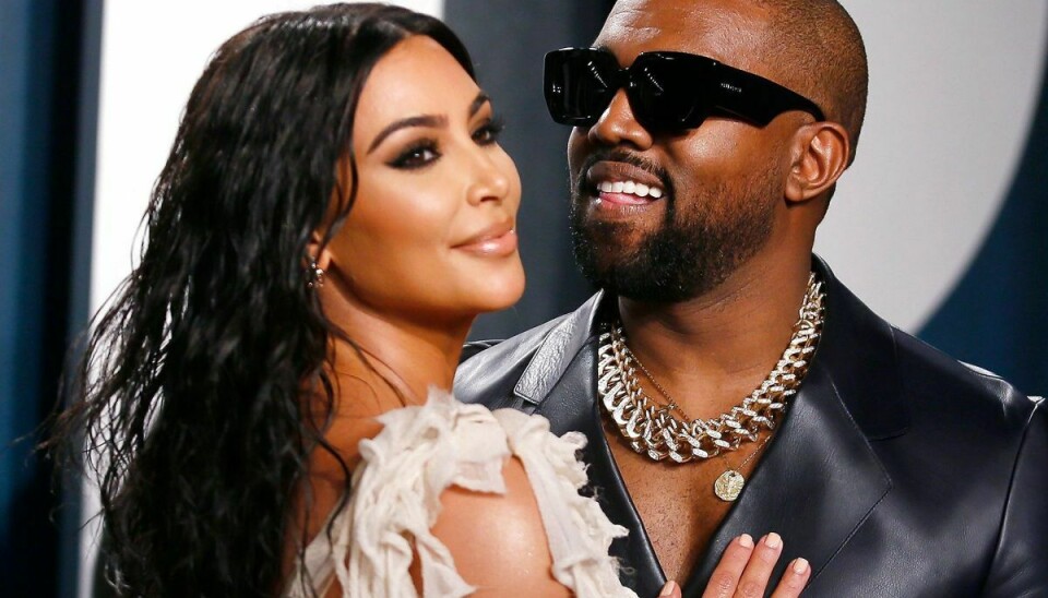 Kim Kardashian og Kanye West genskabte torsdag en bryllupsscene ved en forpremiere, selvom det tidligere på året kom frem, at konen har søgt om skilsmisse.