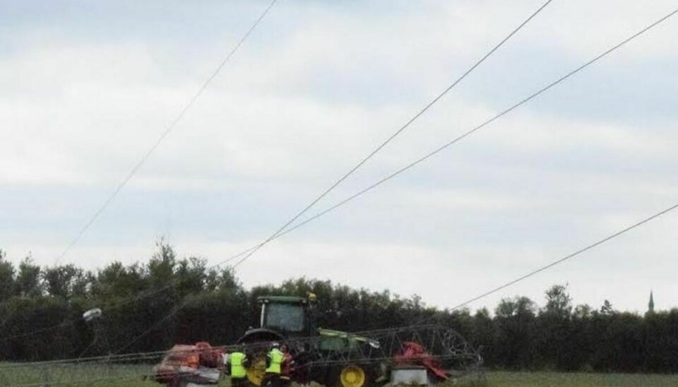 På billedet ser man, hvordan kablerne ligger henover traktoren.