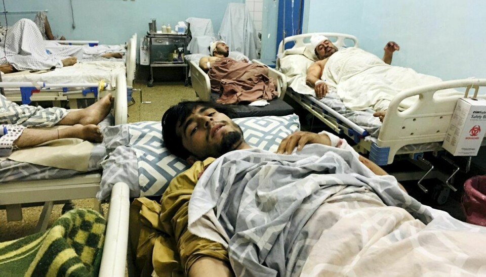 Mindst 72 afganere og 13 amerikanske soldater blev dræbt i et selvmordsangreb ved lufthavnen i Kabul torsdag, mens mange andre blev såret. Her ses nogle af de sårede afghanere efter angrebet.