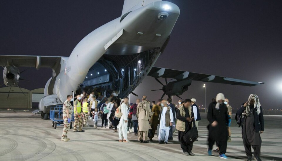 Evakuerede fra Kabuls lufthavn forlader et fransk militærfly af typen A400M, efter det er landet i Abu Dhabi i De Forenede Arabiske Emirater. Det er første stop inden ankomsten til Frankrig. Men tirsdag ophører alle evakueringer med vestlige fly fra Kabuls lufthavn, selv om tusinder fortsat venter på at slippe ud af landet.