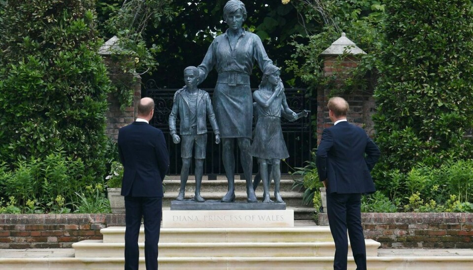 Harry og William ved afsløringen af Diana-statuen i The Sunken Garden den 1. juli.