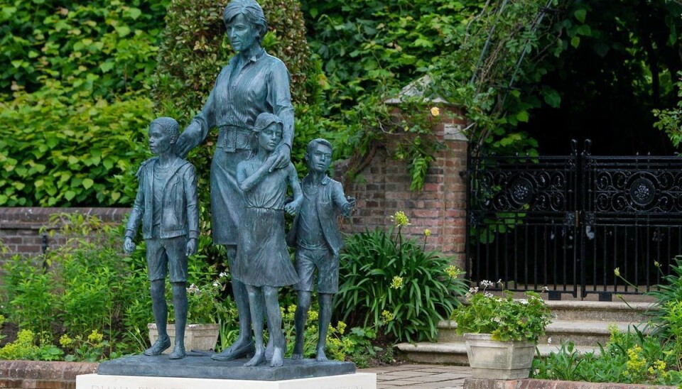 Statuen af Diana, der er støbt i bronze og designet af billedhuggeren Ian Rank-Broadley. Statuen af Diana, der er støbt i bronze og designet af billedhuggeren Ian Rank-Broadley.