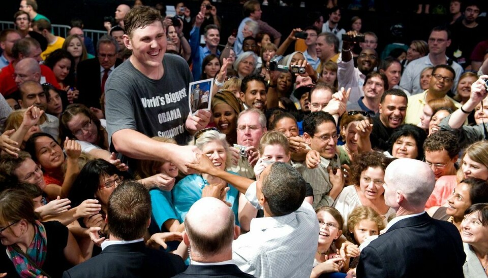 To meter og 34 centimeter høje Igor Vovkovinskiy ses her iført sin ikoniske T-shirt hilse på Barrack Obama ved et valgmøde i 2009.