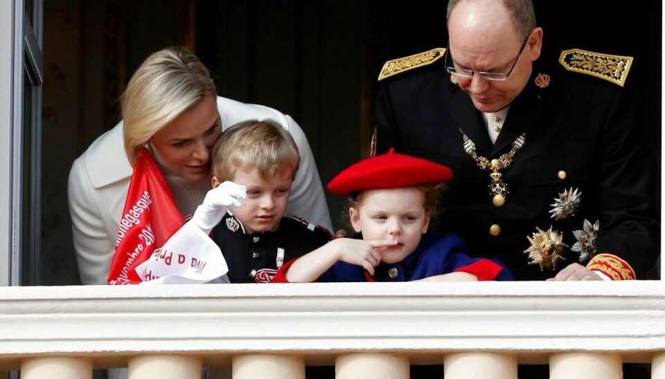 Fyrst Albert og fyrstinde Charlene ses her med deres nu seksårige tvillinger prinsesse Gabriella og prins Jacques.