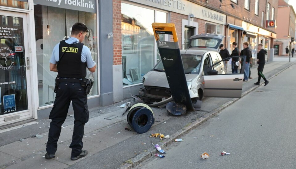 En bil endte søndag i et busskilt En bil endte søndag i et busskilt