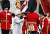 Dronning Elizabeth ses her sammen med soldater fra sit vagtkorps The Coldstream Guards, der er blevet ramt af en sex-skandale.