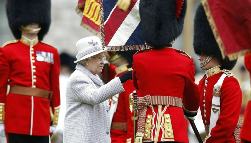Dronning Elizabeth ses her sammen med soldater fra sit vagtkorps The Coldstream Guards, der er blevet ramt af en sex-skandale.