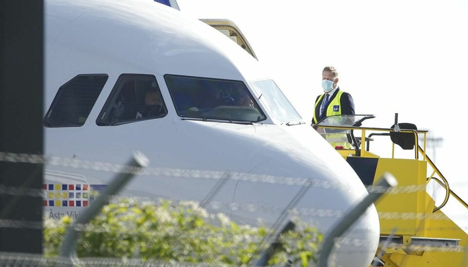 Danskere skal selv betale Her lander et af flyene med evakuerede fra Afghanistan i København.