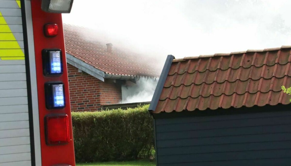 Der røg kraftigt fra en villabrand i Ørum Djurs. Foto: Øxenholt foto