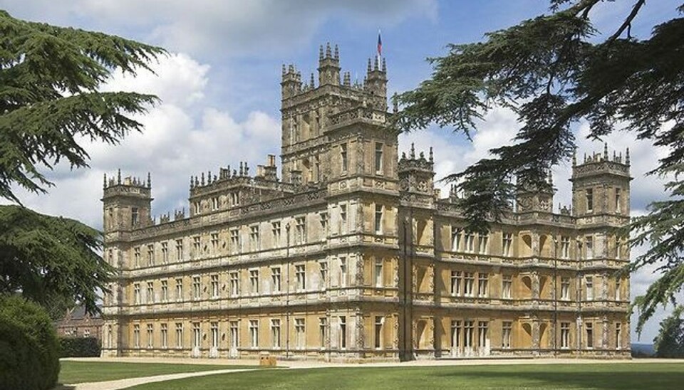 Highclere Castle som danner rammerne om den historiske, britiske TV-dramaserie Downton Abbey. Highclere Castle som danner rammerne om den historiske, britiske TV-dramaserie Downton Abbey.