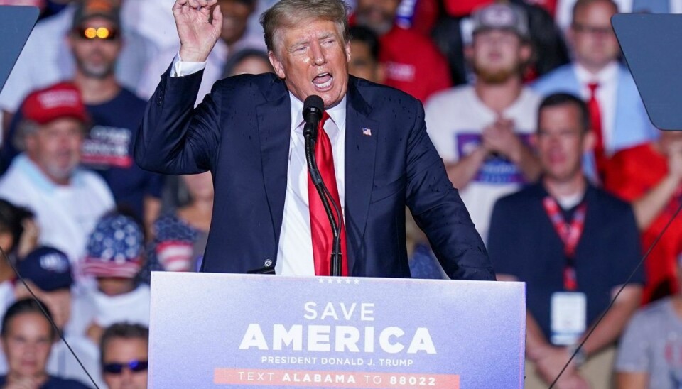 På et partimøde i Cullman i Alabama kritiserer den tidligere præsident Donald Trump den nuværende præsident, Joe Biden, for ikke at følge hans administrations tilbagetrækningsplan ud af Afghanistan. På et partimøde i Cullman i Alabama kritiserer den tidligere præsident Donald Trump den nuværende præsident, Joe Biden, for ikke at følge hans administrations tilbagetrækningsplan ud af Afghanistan.