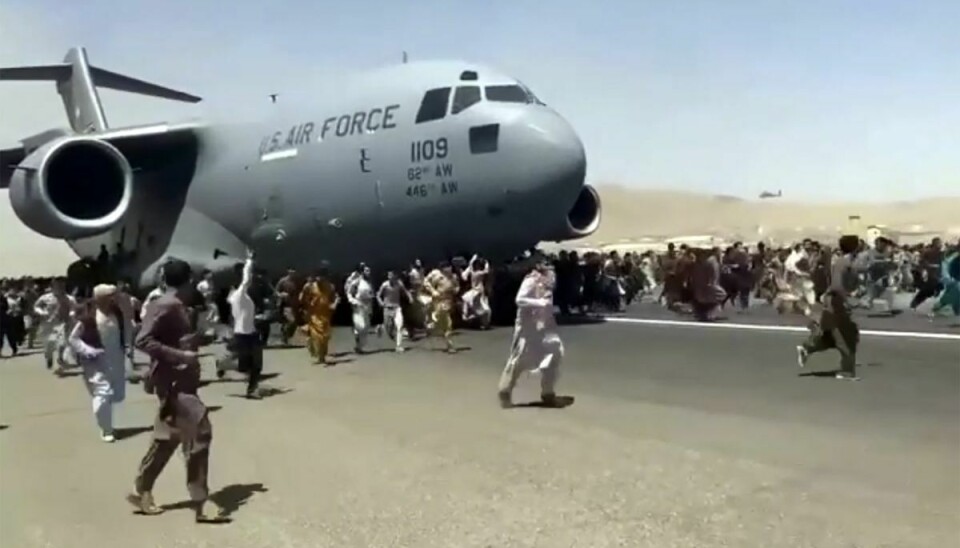 Hundredvis af mennesker stormede mandag ind på landingsbanen i lufthavnen i Afghanistans hovedstad, Kabul, i et desperat forsøg på at blive evakueret. Flere mistede livet under uroen.