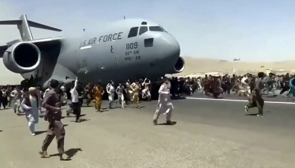 Hundredvis af mennesker stormede mandag ind på landingsbanen i lufthavnen i Afghanistans hovedstad, Kabul, i et desperat forsøg på at blive evakueret. Flere mistede livet under uroen. Hundredvis af mennesker stormede mandag ind på landingsbanen i lufthavnen i Afghanistans hovedstad, Kabul, i et desperat forsøg på at blive evakueret. Flere mistede livet under uroen.